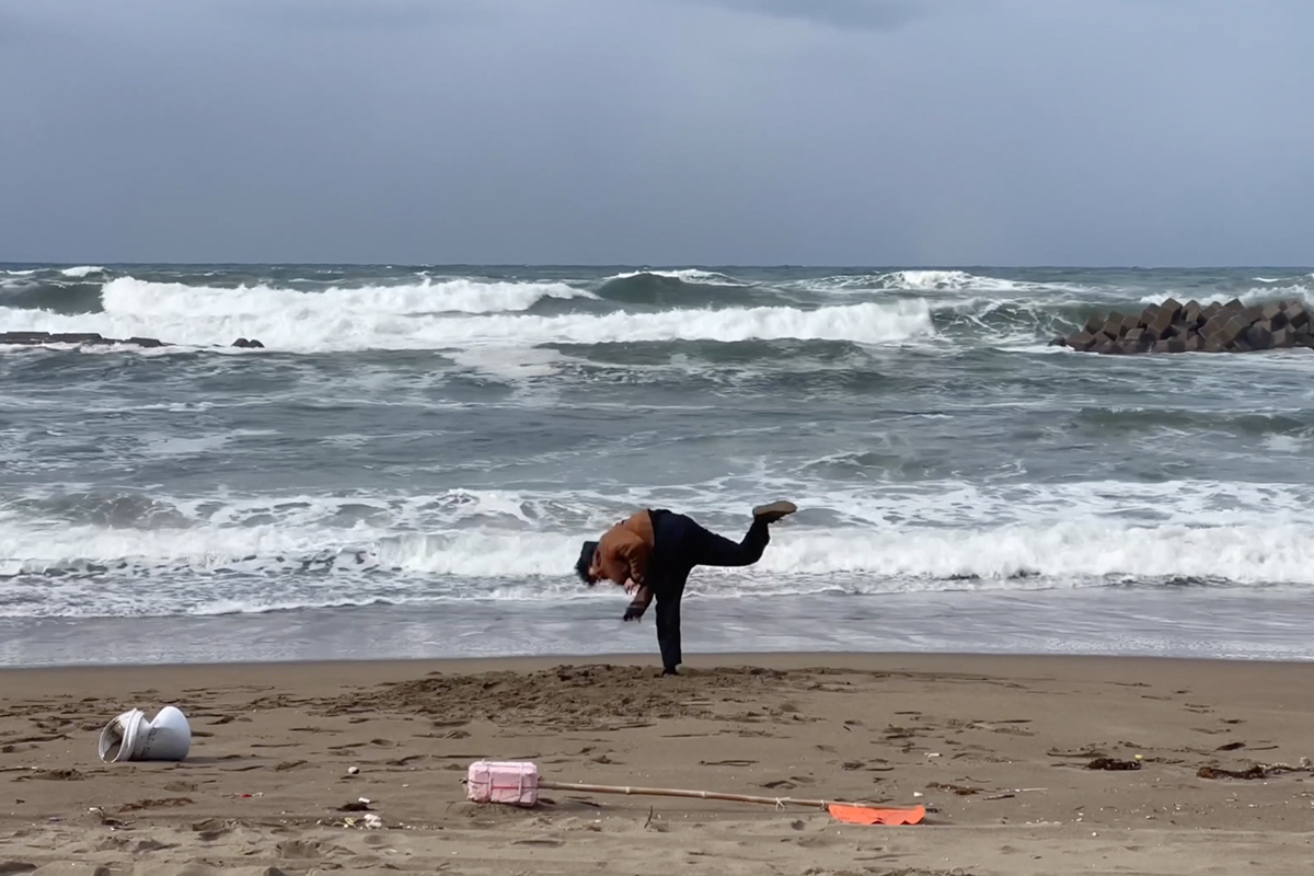 Throwing Sand / From Kanazawa