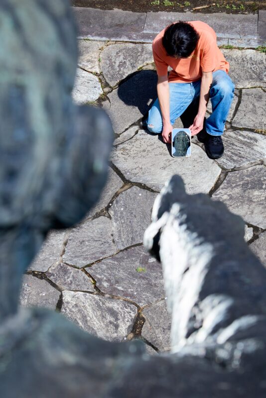 Performance using a mirror to turn the statue’s pointing finger back toward its own face, Kaga, Ishikawa, 2026