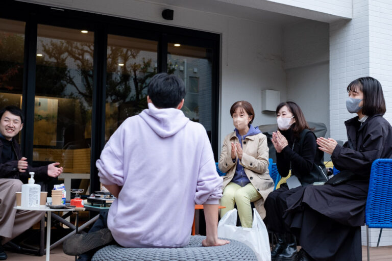 Visitors watching the video work at the venue (HOT SANDWICH MAKERS CLUB)